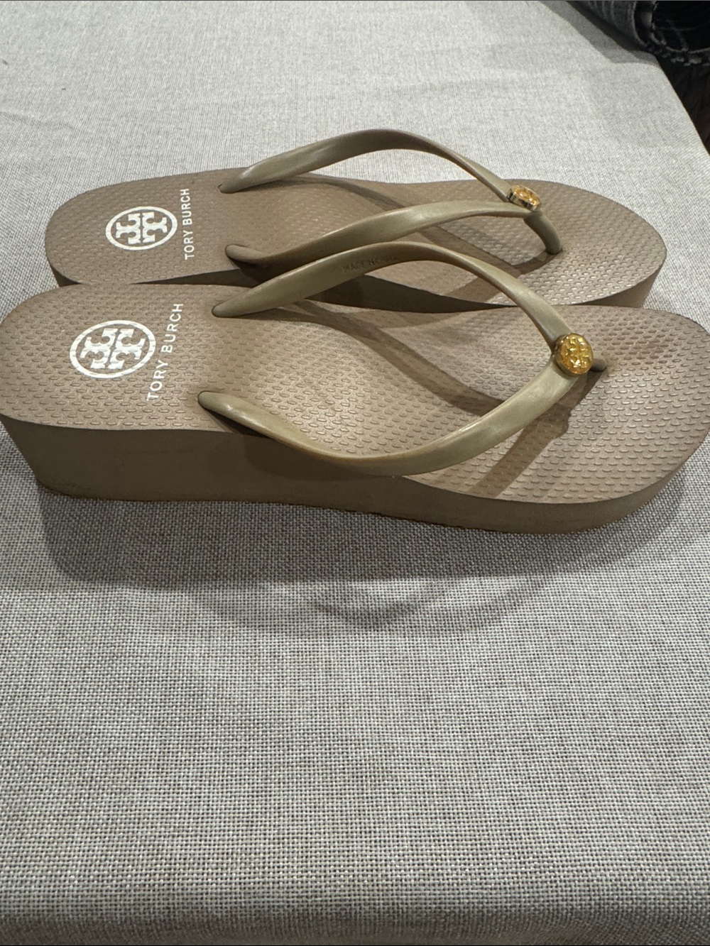 Tory Burch Taupe and Gold Logo Flip Flop Mini Wedge Sandals Size 7 - Picture 4 of 8